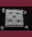 155 - Cuscino quadrato a fantasia, con nappe, seta, broccato