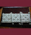 156 - Set di tre cuscini quadrati a fantasia, con nappe, seta, broccato